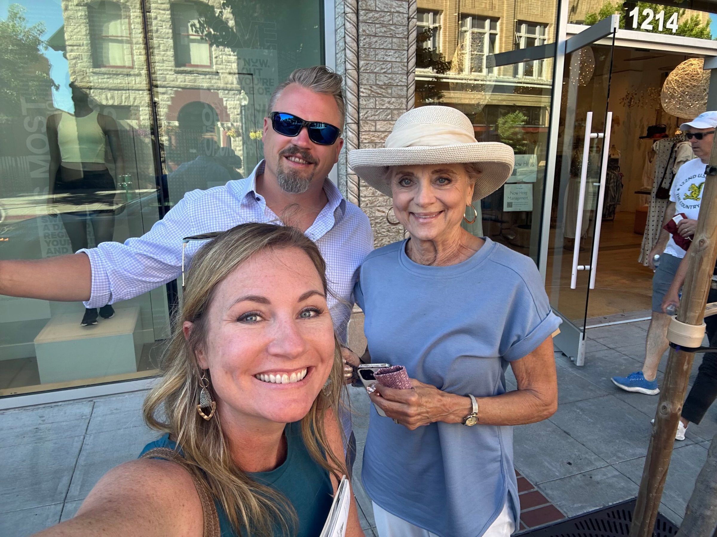 Pleuni Touw et al. smiling for the camera